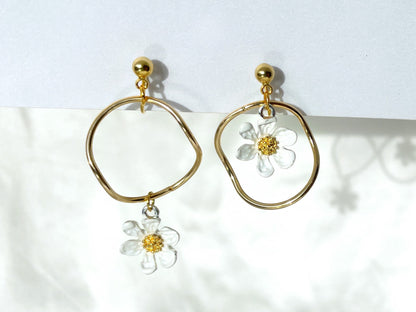 Mismatched Daisy on Hoop Clip on Earrings