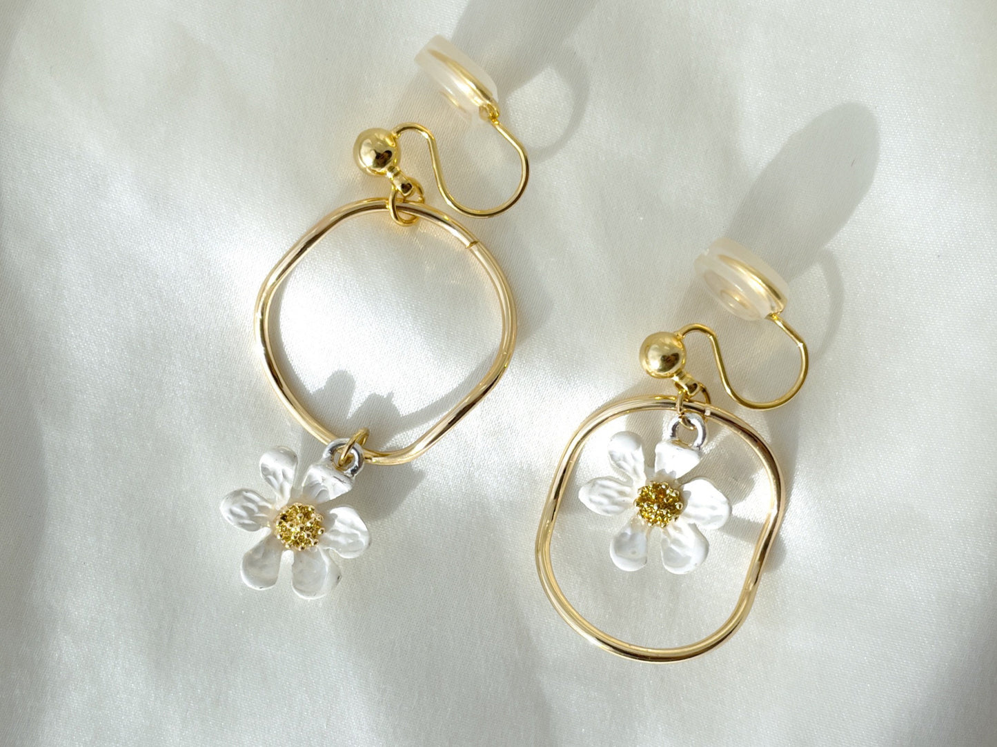 Mismatched Daisy on Hoop Clip on Earrings
