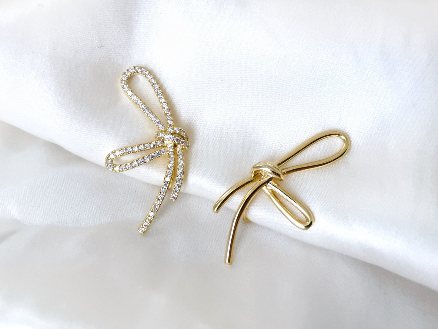 Mismatched sparkly bowknot clip on earrings