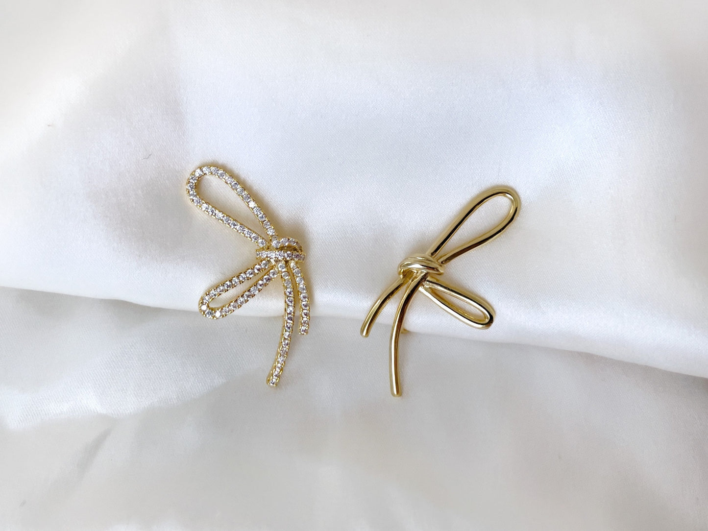 Mismatched sparkly bowknot clip on earrings