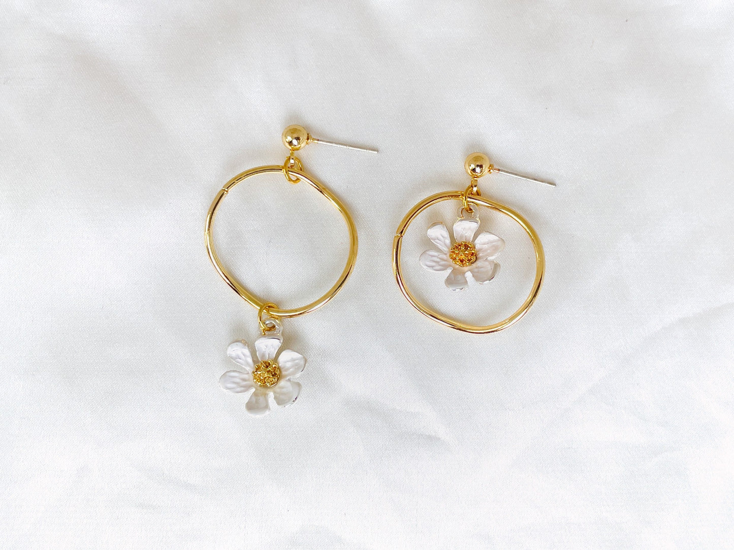 Mismatched Daisy on Hoop Clip on Earrings