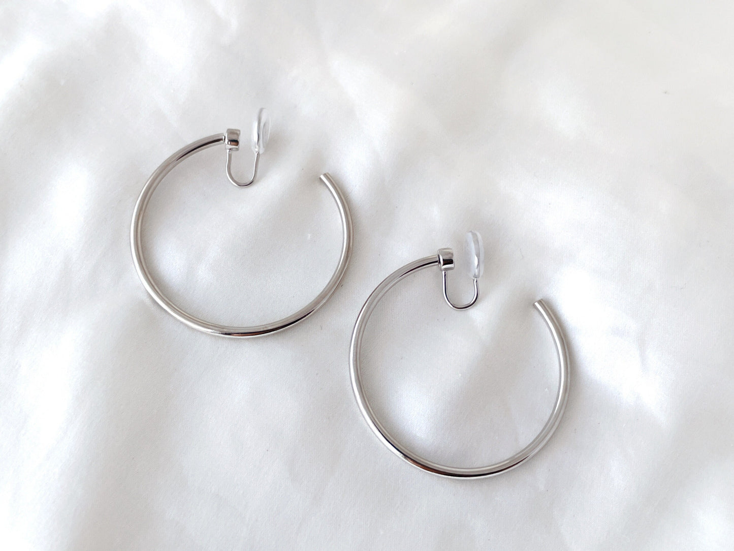 Statement gold silver hoop clip on earrings, 40mm large hoop dangle clip on earring, Lightweight hoop clip on earrings