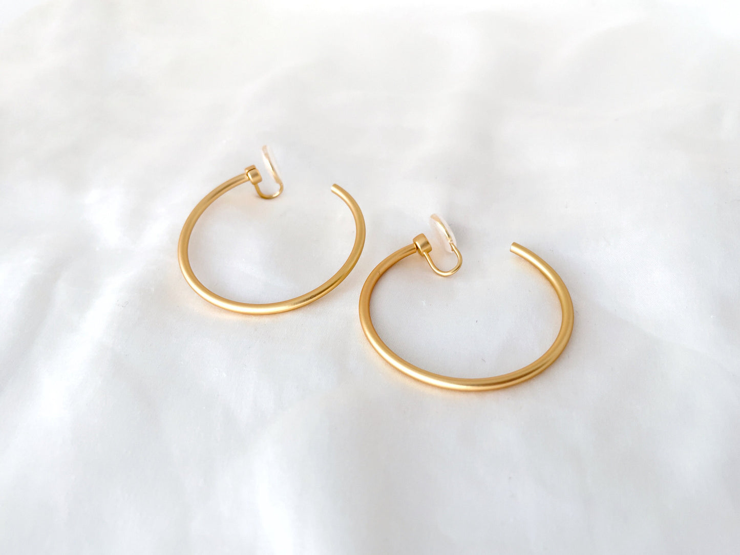 Statement gold silver hoop clip on earrings, 40mm large hoop dangle clip on earring, Lightweight hoop clip on earrings