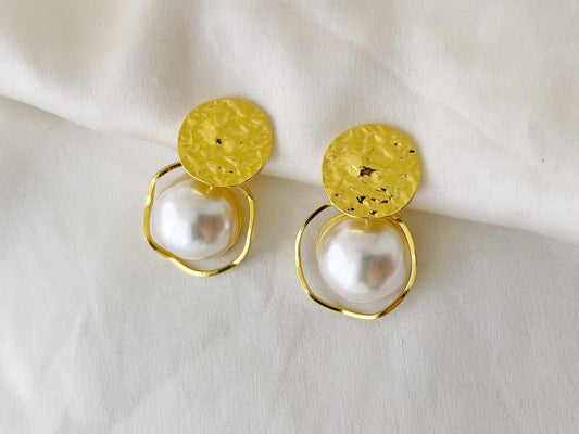 Hammered gold disc & large pearl clip on earrings, Gold circle outline pearl dangle clip on earrings